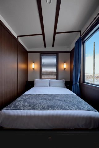 ダブルベッドの寝室