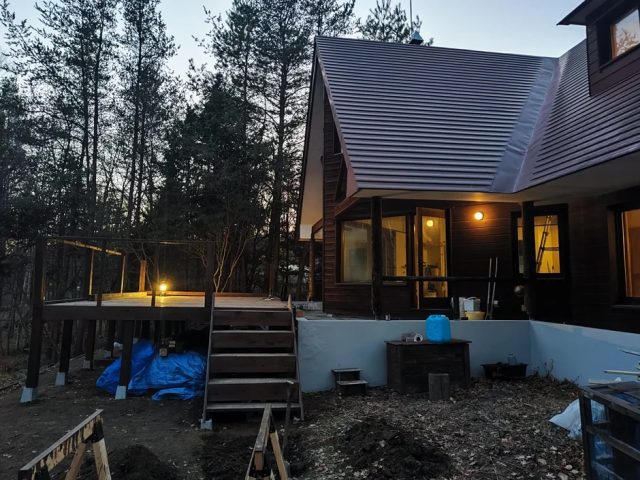 ログハウスとウッドデッキの夜景