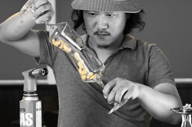 男性がグラスとトーチを持つ