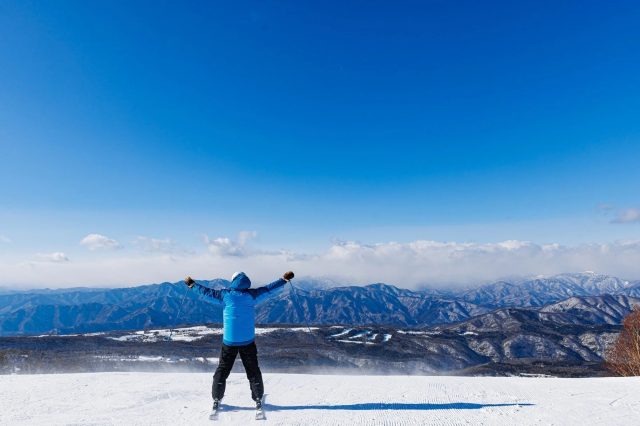 スキーヤーと雪山