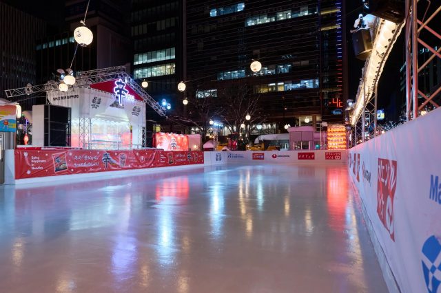 夜のアイスリンクとイルミネーション