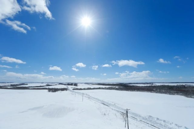 広大な雪景色が広がる冬の日の風景