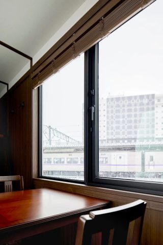 窓から電車が見える室内