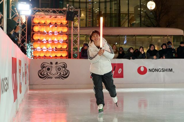 髙木菜那さんと小学生スケーターによる点灯式