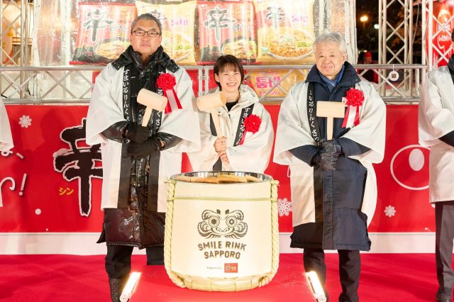 SMILE RINK SAPPOROの樽を囲む人々
