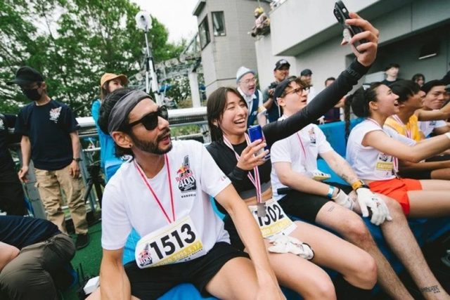 参加者がセルフィーを撮る様子