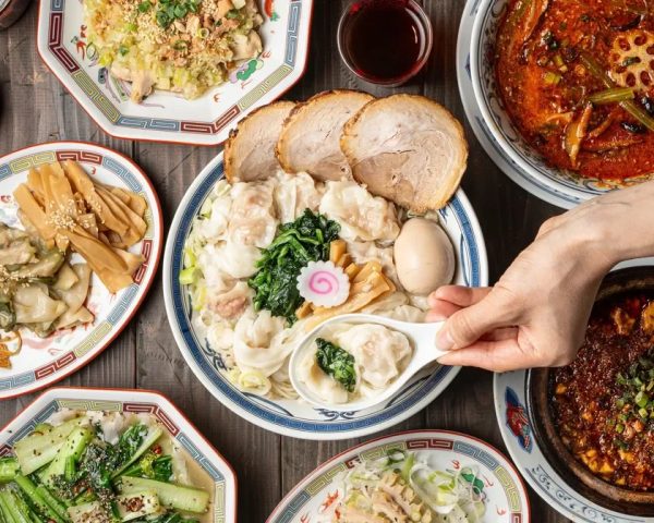 賑やかな食事風景