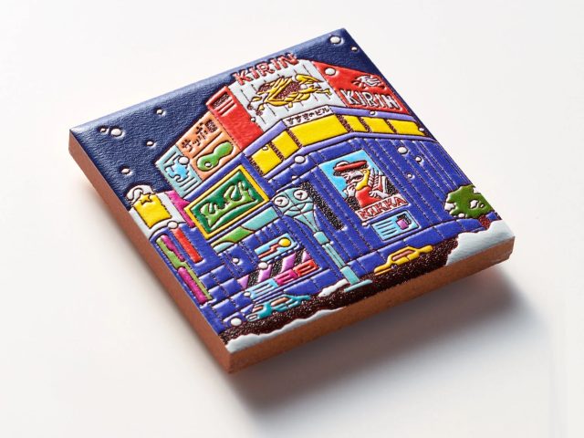 雪が降る夜の街並みを表現したカラフルなレリーフ状の作品