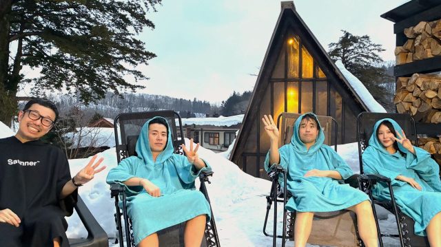 雪景色の中、屋外でくつろぐ人々