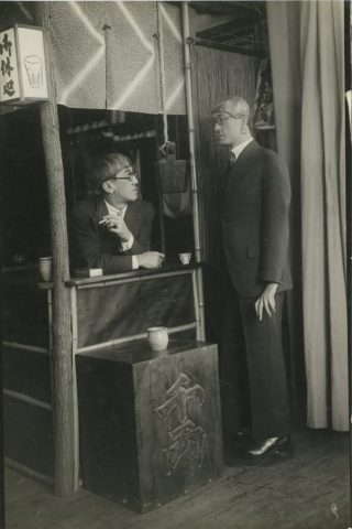 休憩所の男性二人