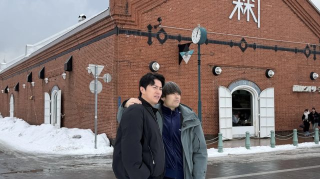 赤レンガ倉庫前で肩を組む二人