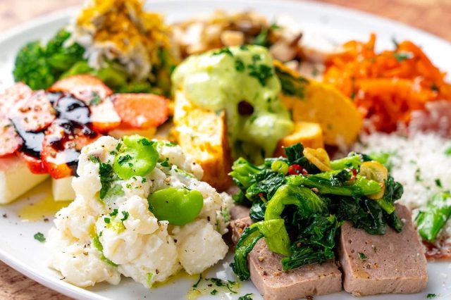 様々な種類の料理が美しく盛り付けられた豪華なプレート