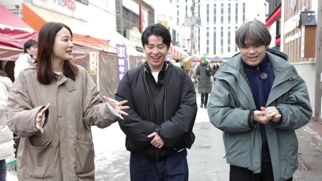 市場で笑顔の3人