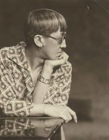 眼鏡をかけた人物の横顔