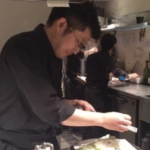 キッチンで料理を準備する天野氏