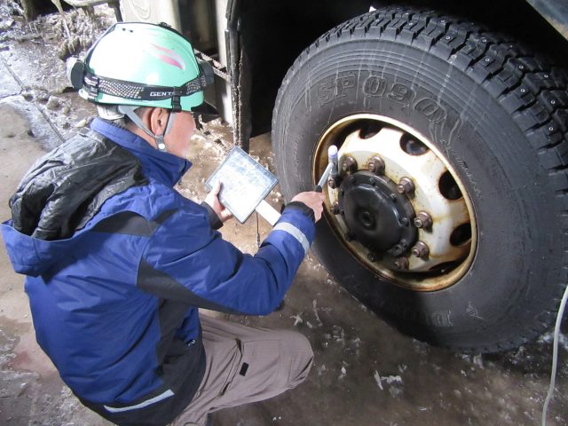 タイヤ点検作業員