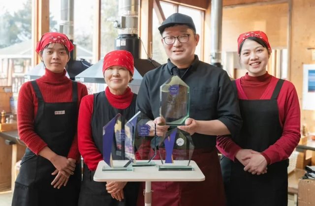 LUXlife Restaurant & Bar Awards 2023のトロフィーを掲げる天野ファミリーファームのスタッフ